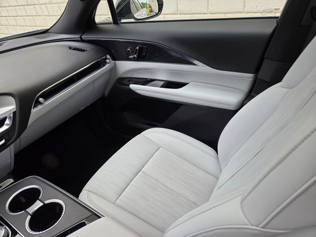 Used 2024 Cadillac Lyriq Luxury AWD/4WD image 28