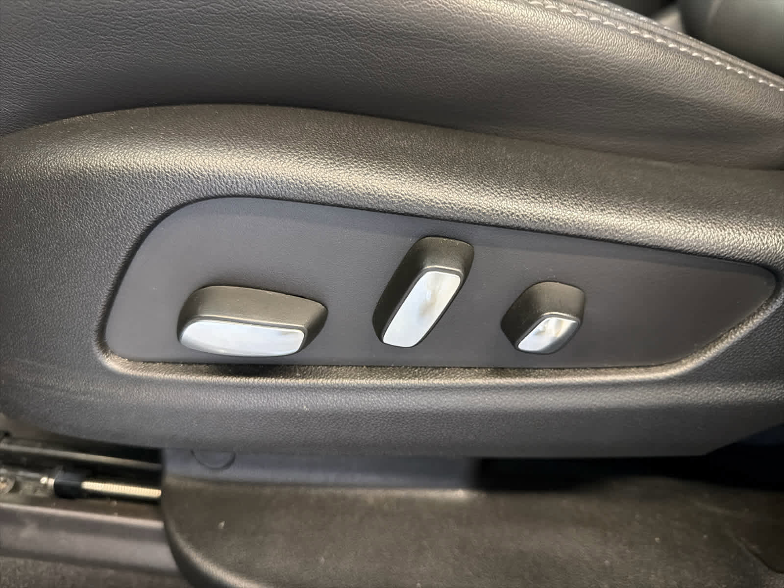 Used 2025 Cadillac XT6 Premium Luxury FWD image 17