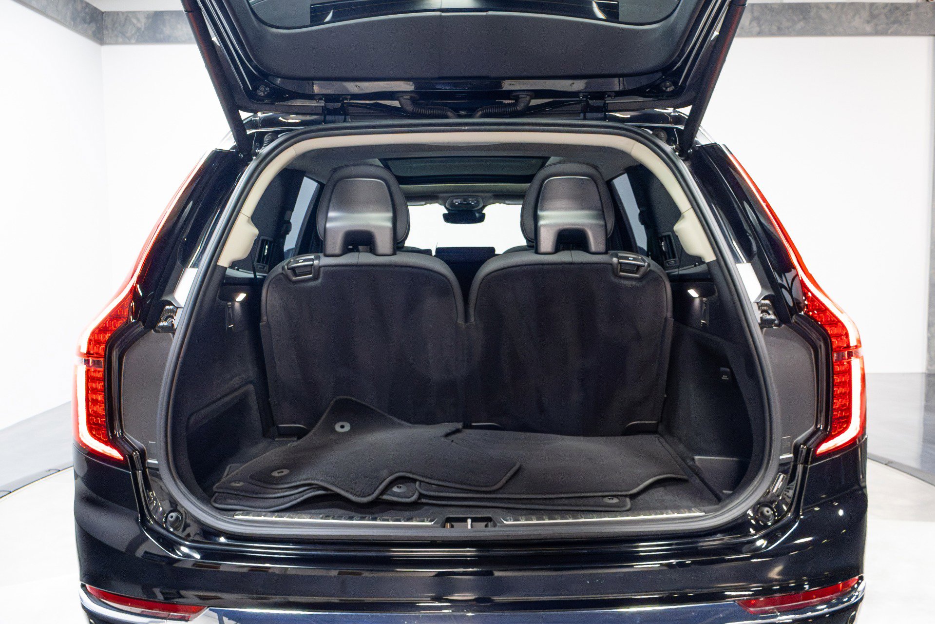 Used 2025 Volvo XC90 B6 Plus image 51