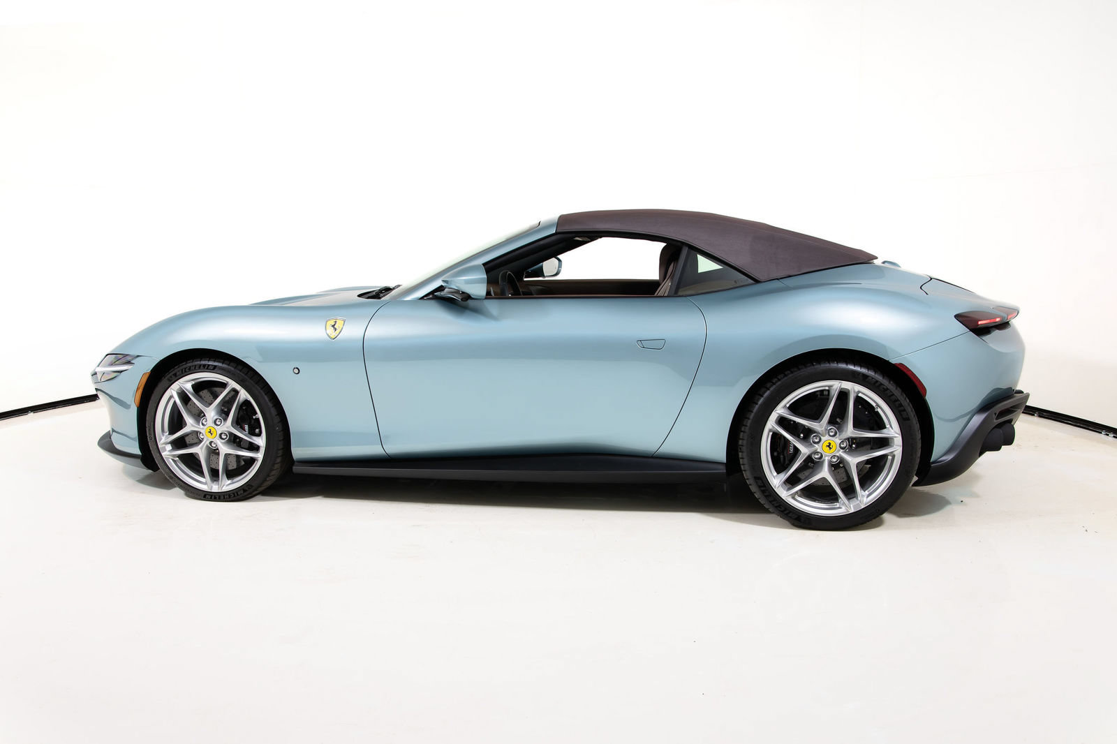 Certified 2025 Ferrari Roma Spider RWD image 23