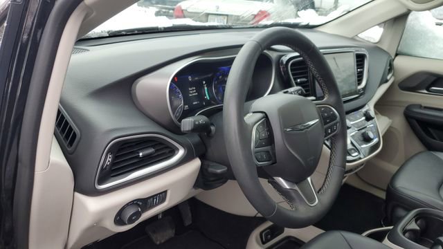 Certified 2024 Chrysler Pacifica Touring-L image 8