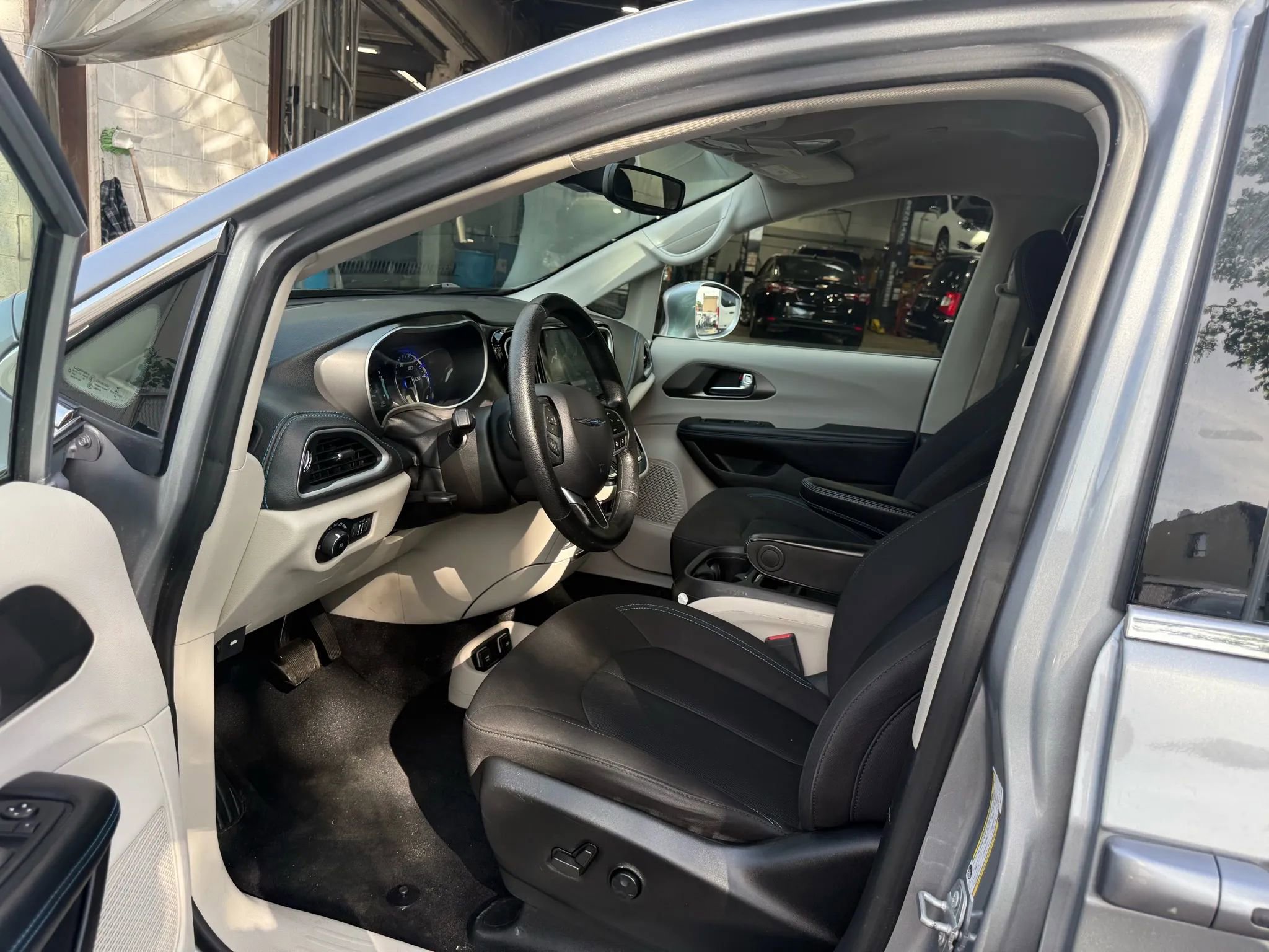 Used 2021 Chrysler Pacifica Touring w/ Uconnect Theater Family Group image 10