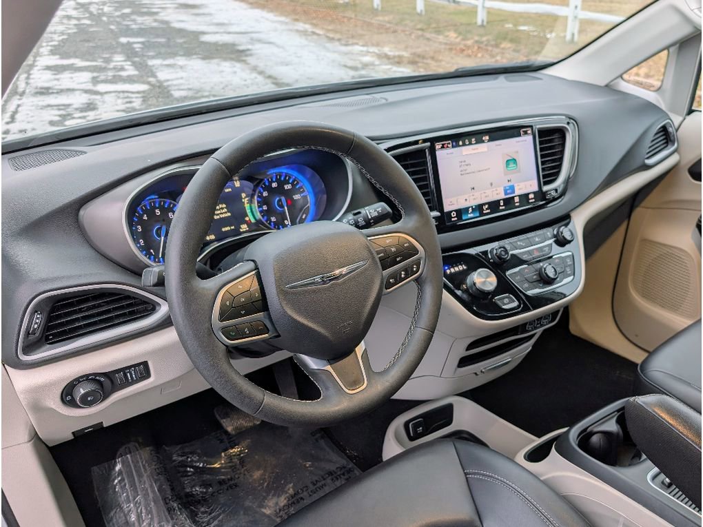 Used 2024 Chrysler Pacifica Touring-L image 18