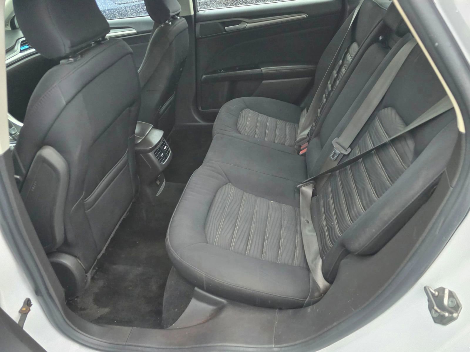 Used 2016 Ford Fusion SE FWD image 16