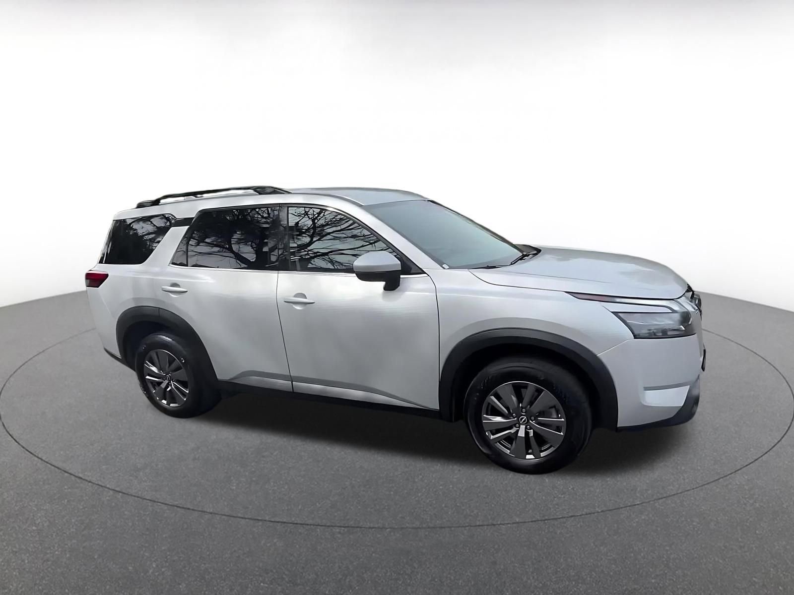 Used 2025 Nissan Pathfinder SV image 2