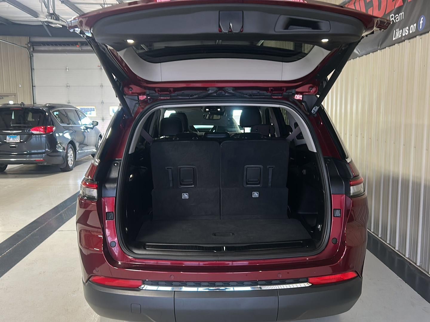 Used 2022 Jeep Grand Cherokee L Limited AWD/4WD image 9