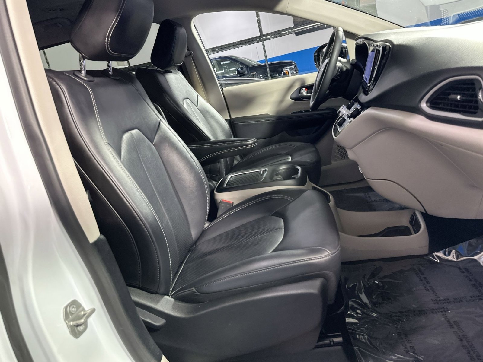 Used 2024 Chrysler Pacifica Touring-L image 34