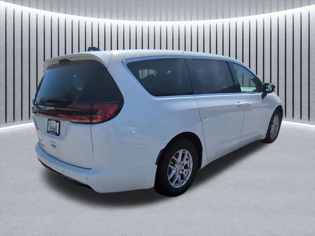 Certified 2024 Chrysler Pacifica Touring-L FWD image 14