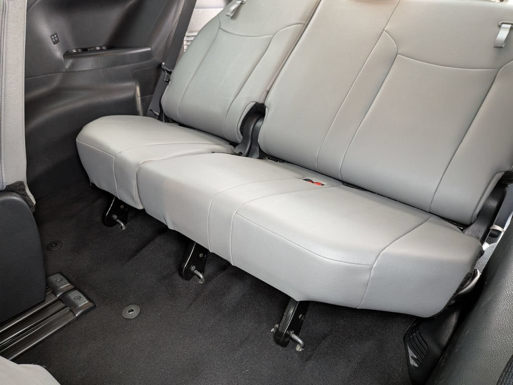 Used 2026 Toyota Sienna XLE FWD image 31