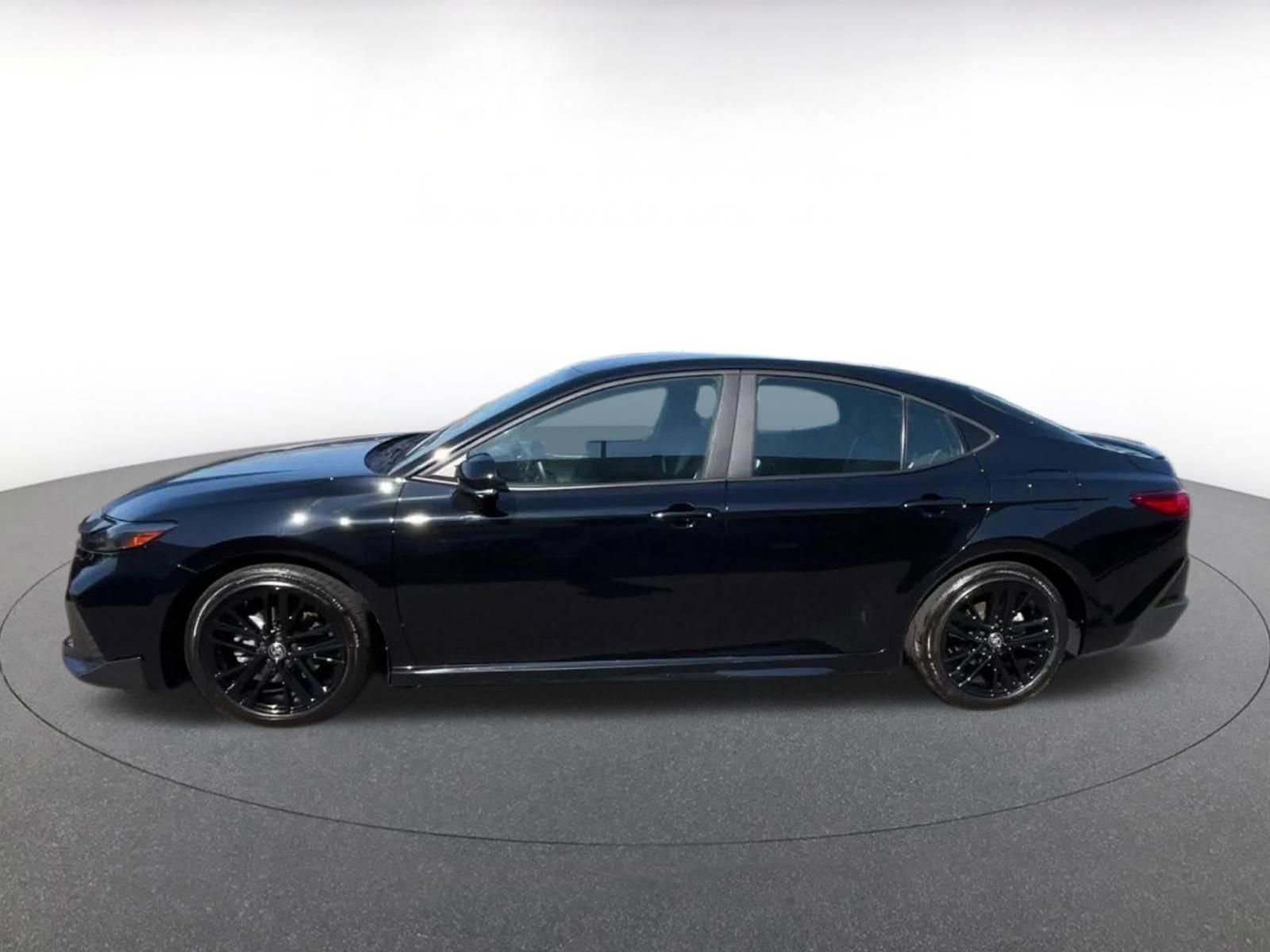 Used 2025 Toyota Camry SE FWD image 9