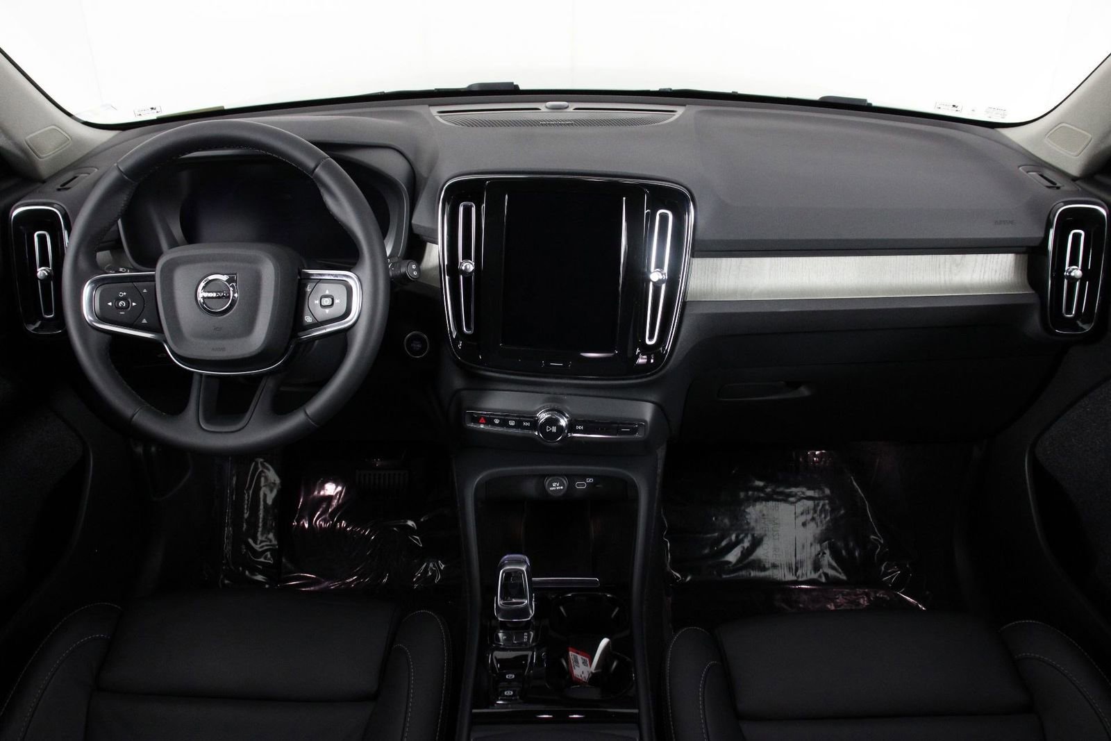 Certified 2023 Volvo XC40 B5 Ultimate w/ Protection Package Premier AWD/4WD image 7