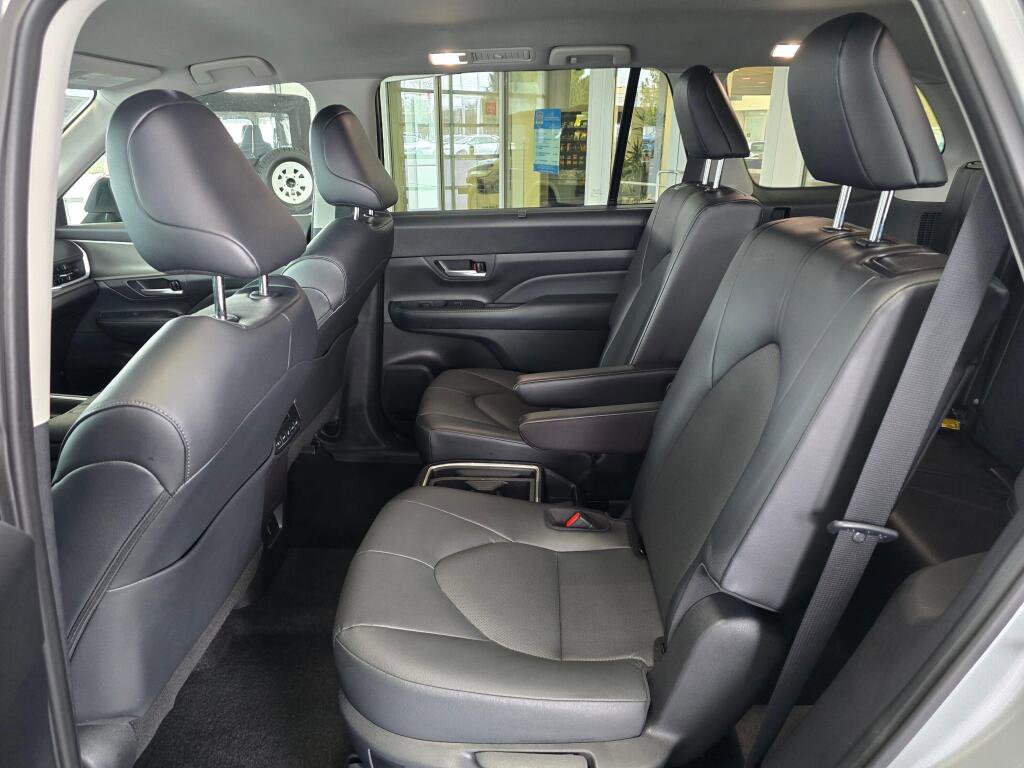 Used 2025 Toyota Grand Highlander AWD image 39