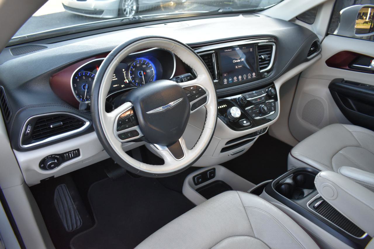 Used 2020 Chrysler Pacifica Limited image 10