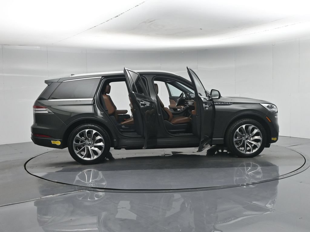 Used 2022 Lincoln Aviator Grand Touring w/ Equipment Group 301A AWD/4WD image 4