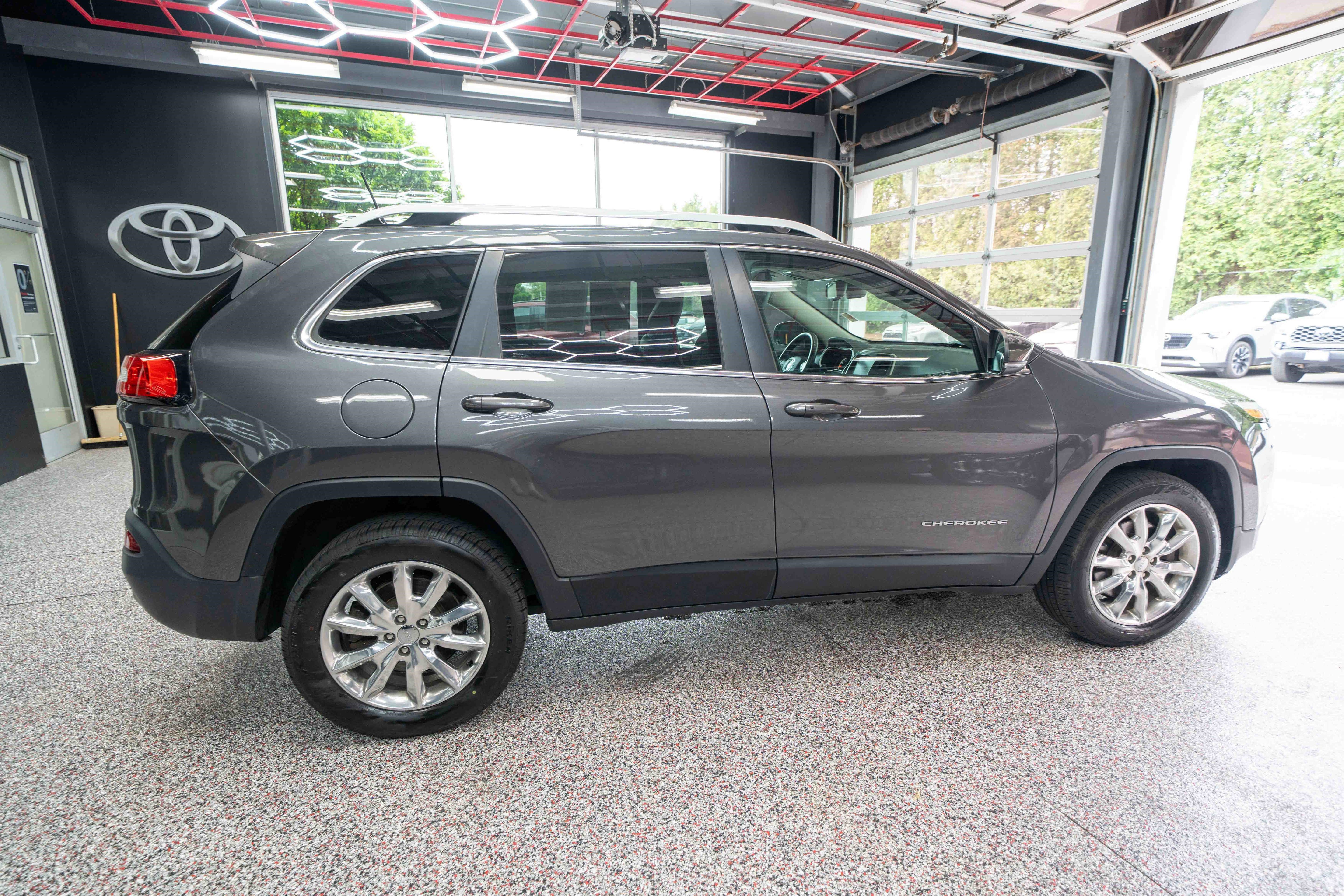 Used 2015 Jeep Cherokee Limited w/ Luxury Group AWD/4WD image 4