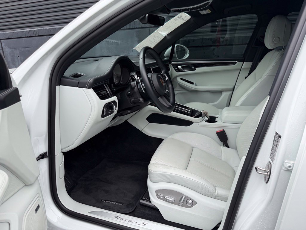 Certified 2023 Porsche Macan S AWD/4WD image 4