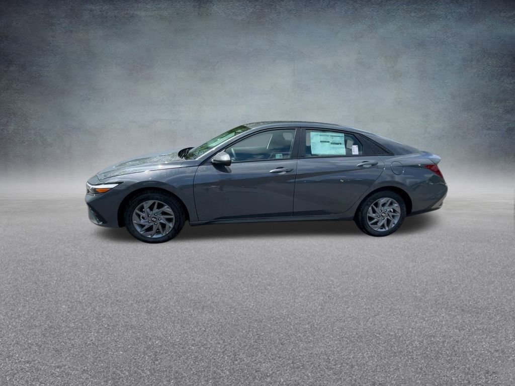 Used 2025 Hyundai Elantra Blue image 11