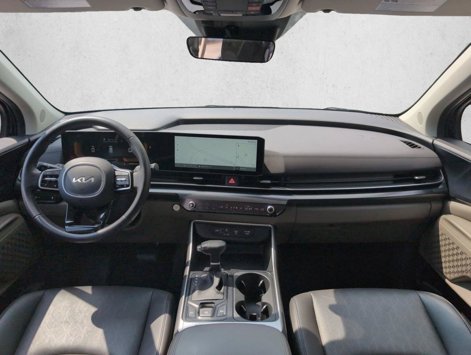 Used 2025 Kia Carnival FWD image 24