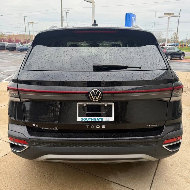 Used 2025 Volkswagen Taos SE AWD/4WD image 4