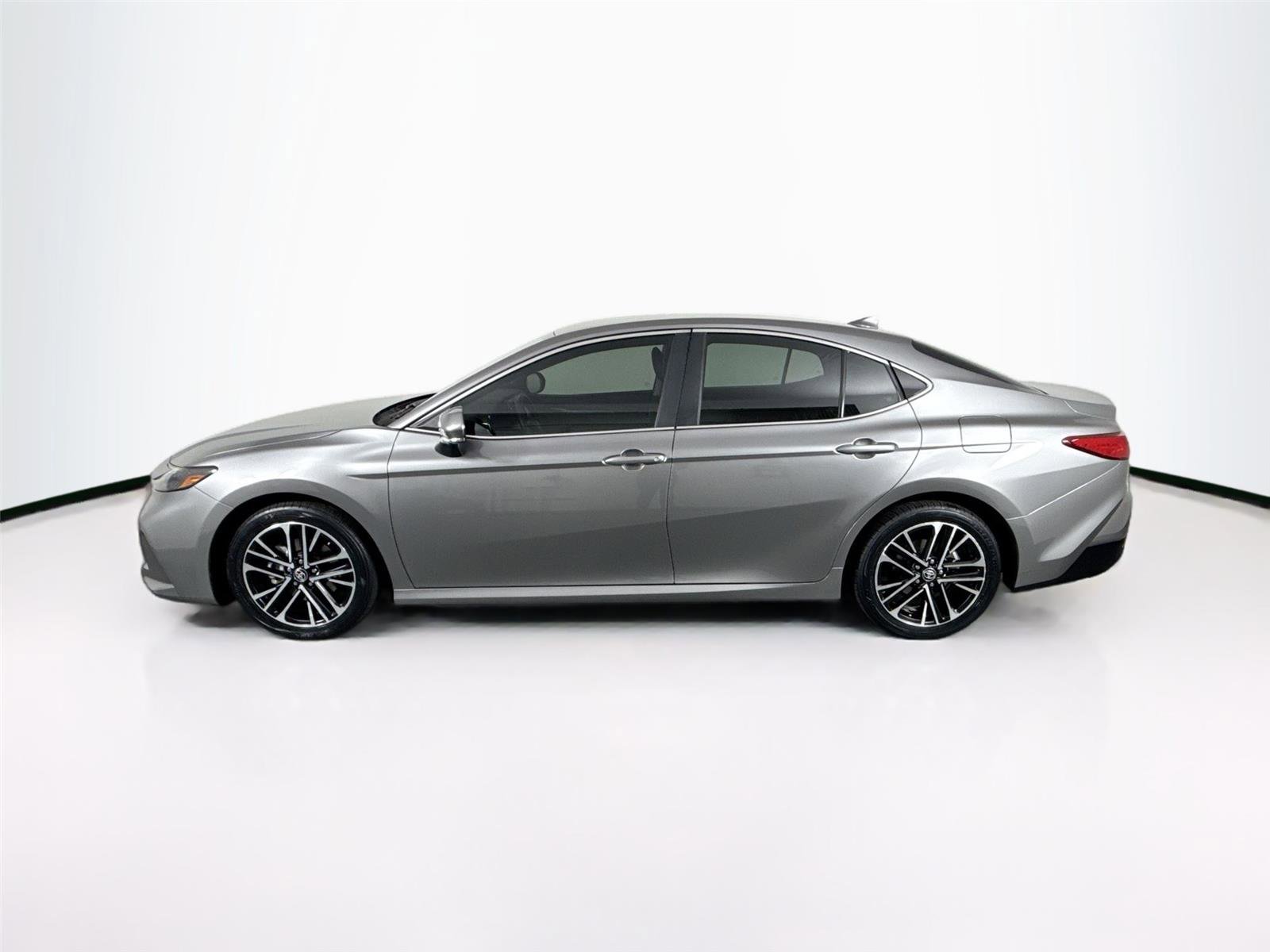 Used 2025 Toyota Camry XLE image 9