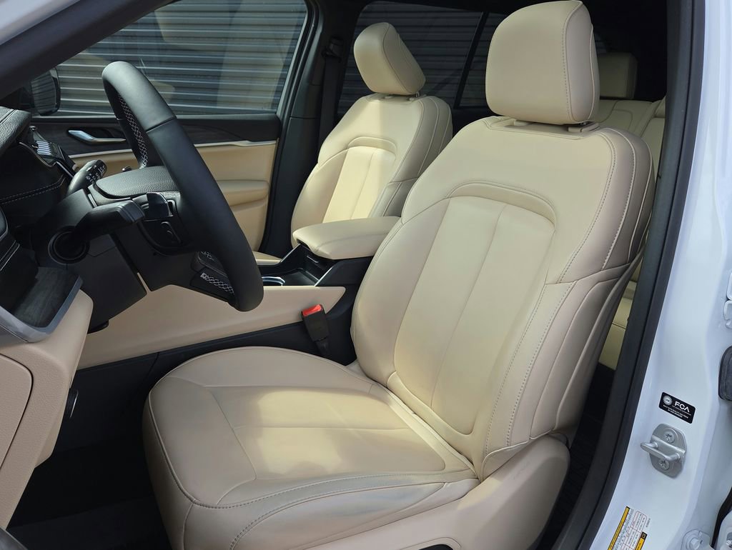 Used 2025 Jeep Grand Cherokee Limited AWD/4WD image 5