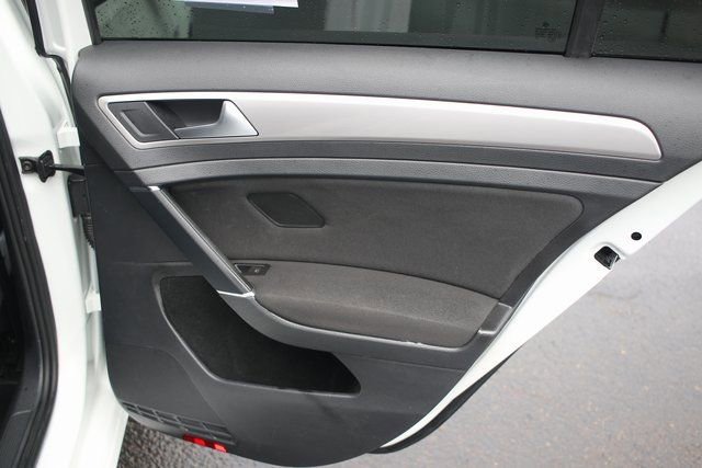 Used 2016 Volkswagen e-Golf SE image 16