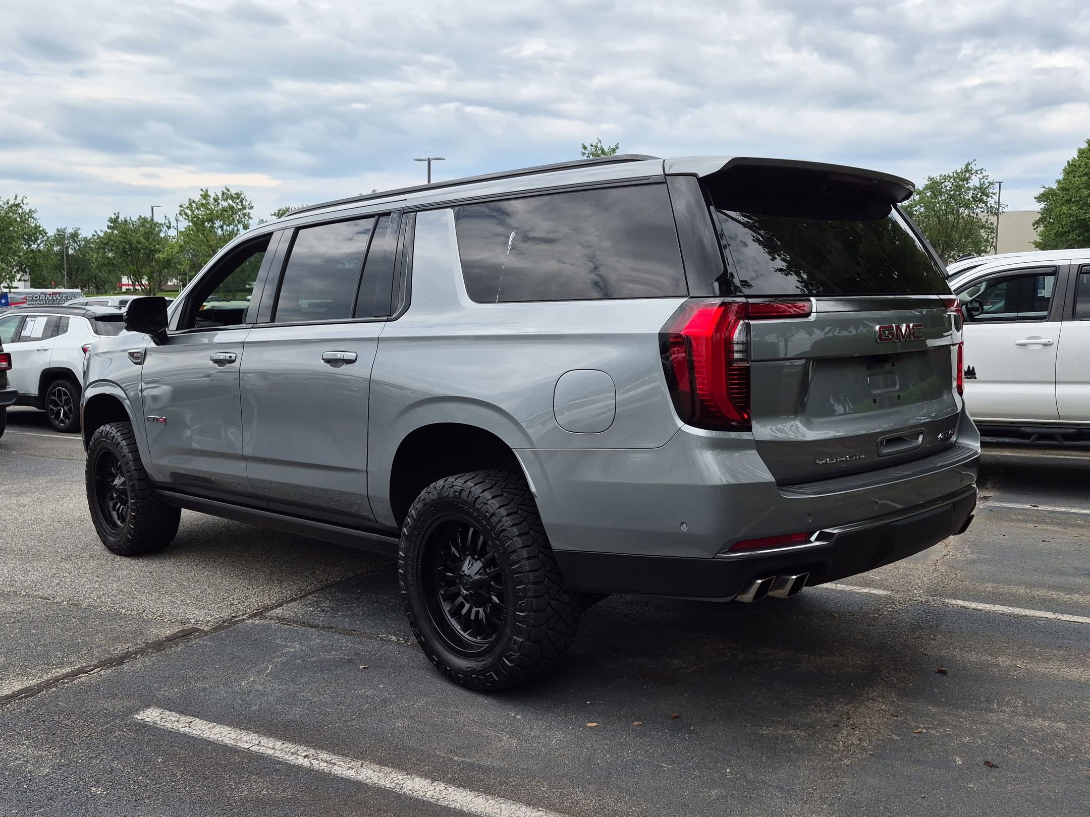 Used 2025 GMC Yukon XL AT4 w/ AT4 Premium Package AWD/4WD image 8