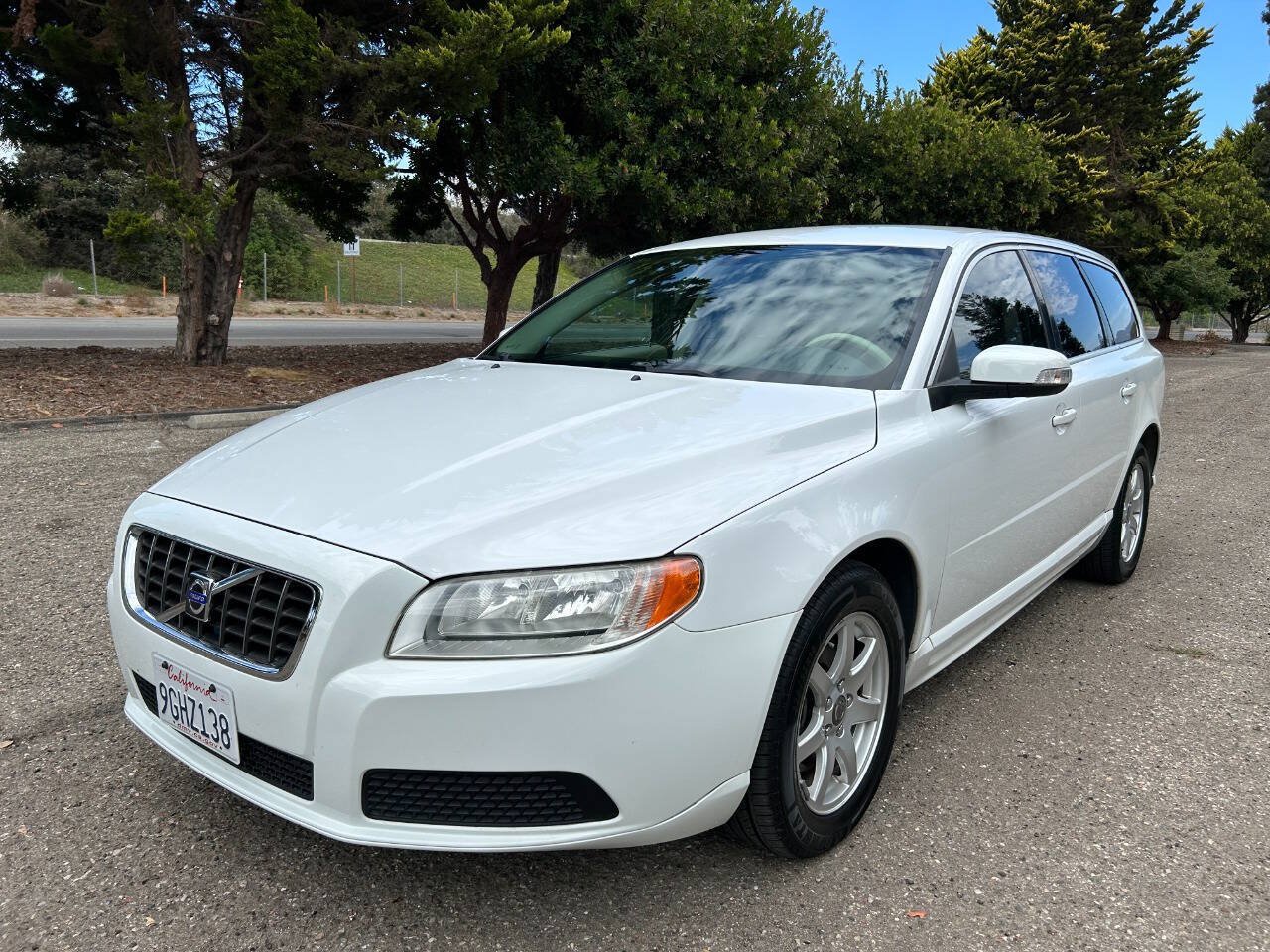 Used 2008 Volvo V70 FWD image 2