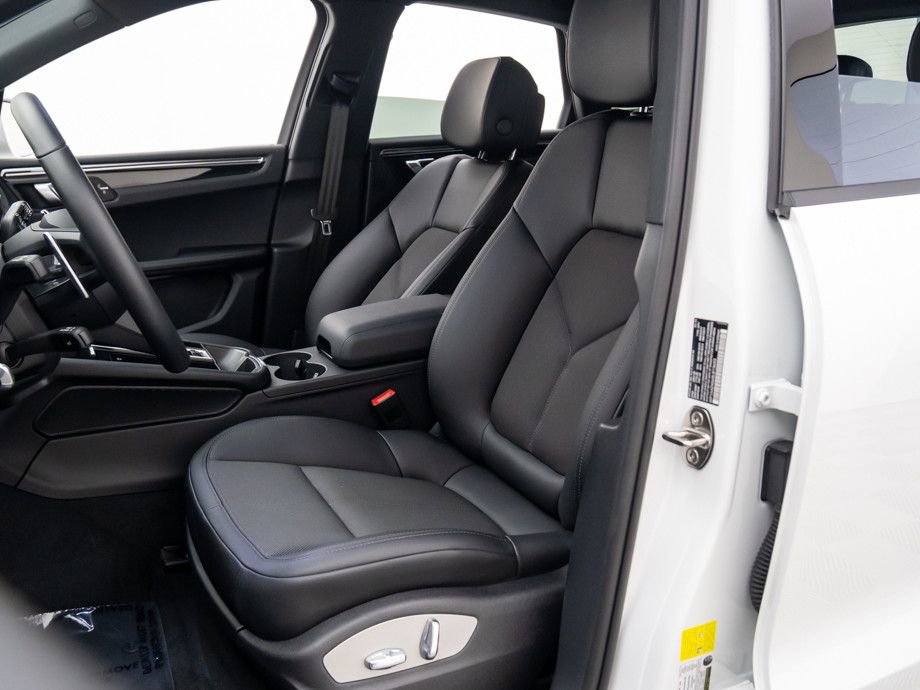 Certified 2025 Porsche Macan image 5