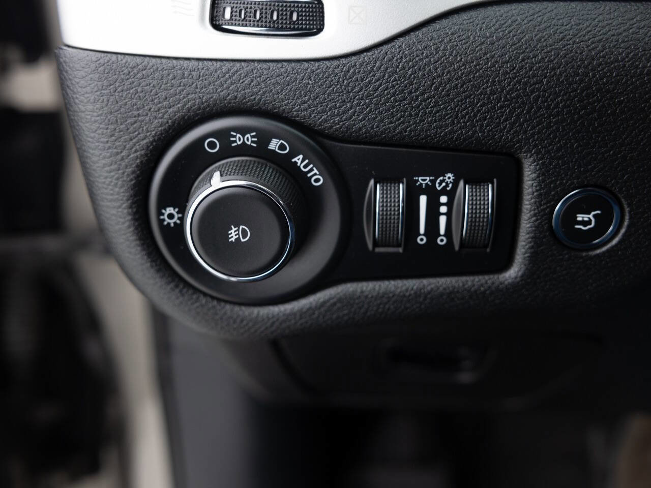 Used 2017 Jeep Cherokee Trailhawk image 37