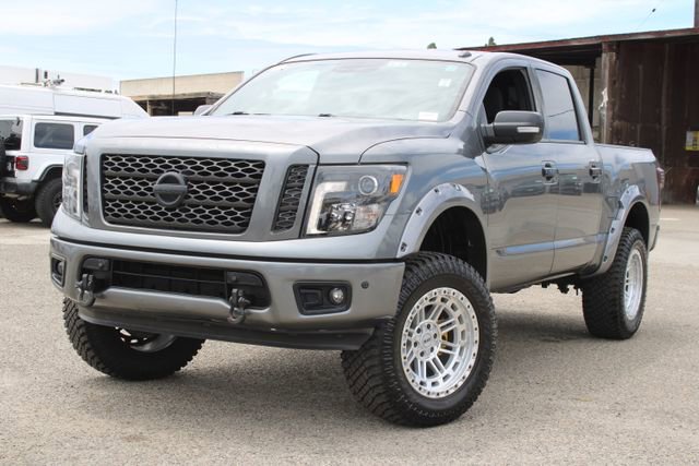 Used 2018 Nissan Titan SV w/ SV Convenience Package RWD image 16