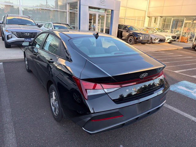 Certified 2025 Hyundai Elantra SE FWD image 10