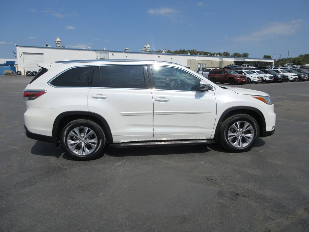 Used 2015 Toyota Highlander XLE AWD/4WD image 2