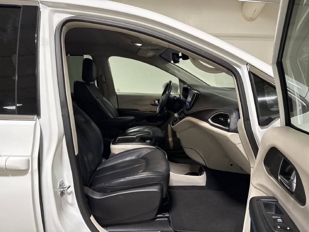 Used 2021 Chrysler Pacifica Touring-L FWD image 21