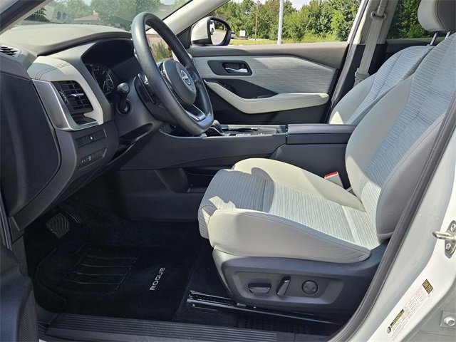 Used 2023 Nissan Rogue SV image 5