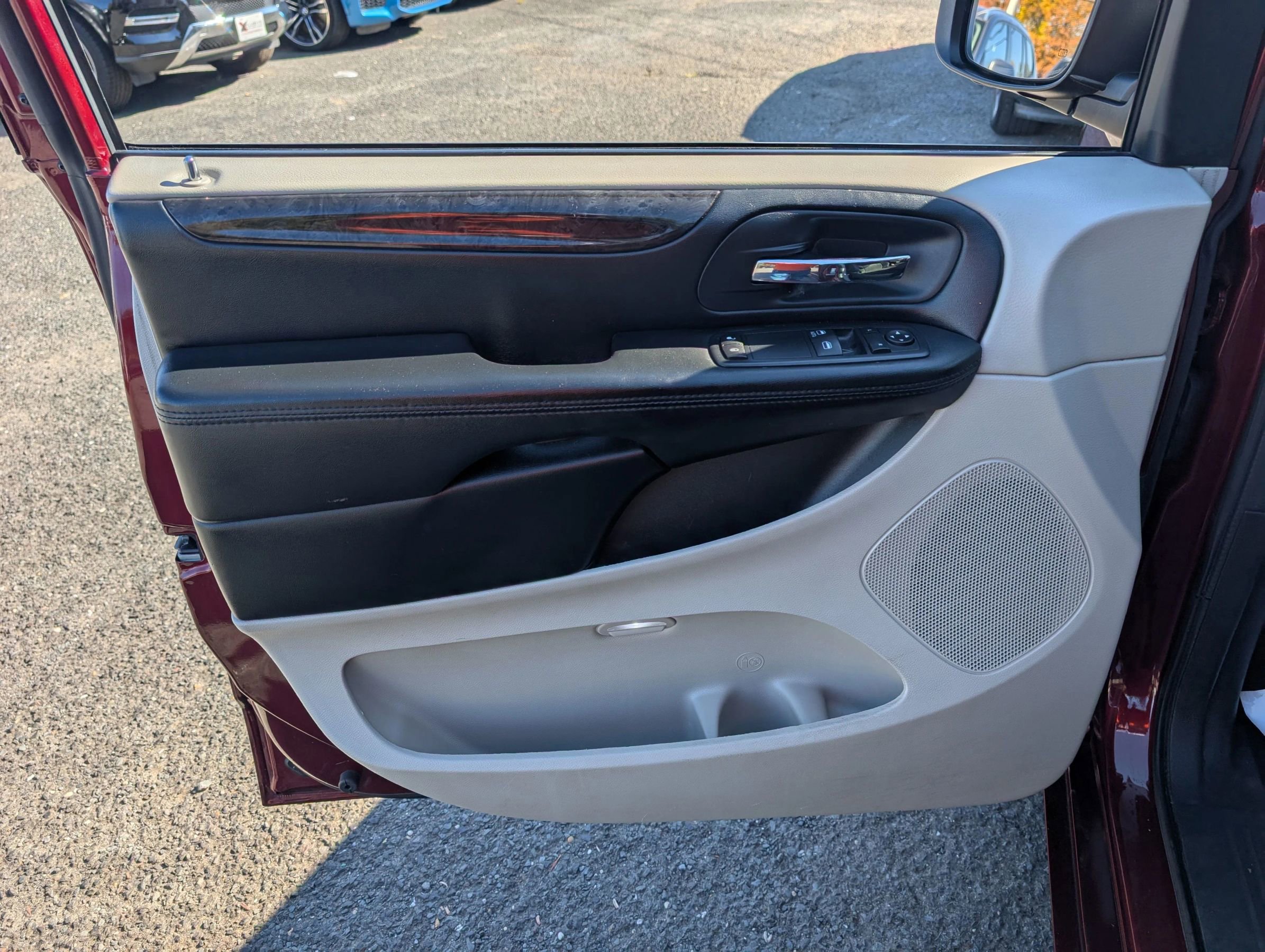 Used 2017 Dodge Grand Caravan SE image 25