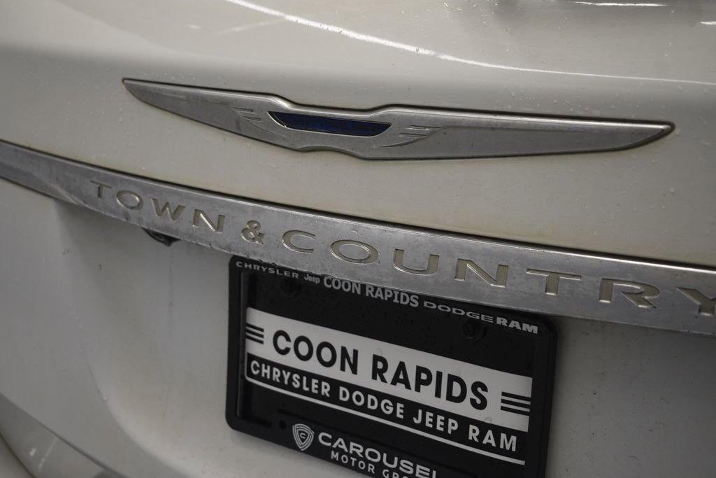Used 2015 Chrysler Town & Country Touring w/ Driver Convenience Group image 18