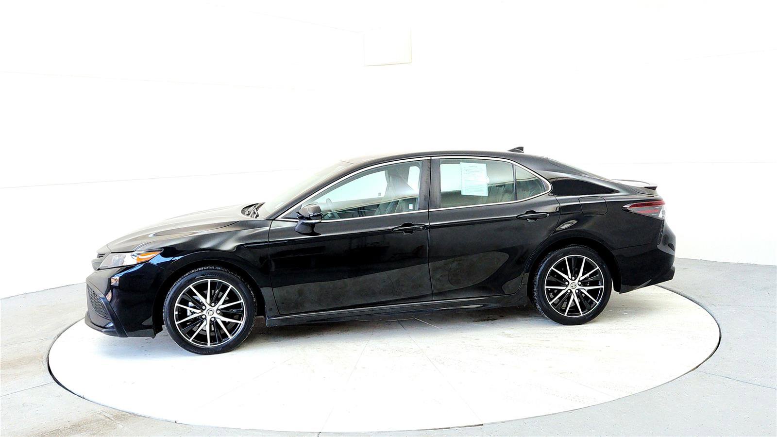 Certified 2023 Toyota Camry SE image 3