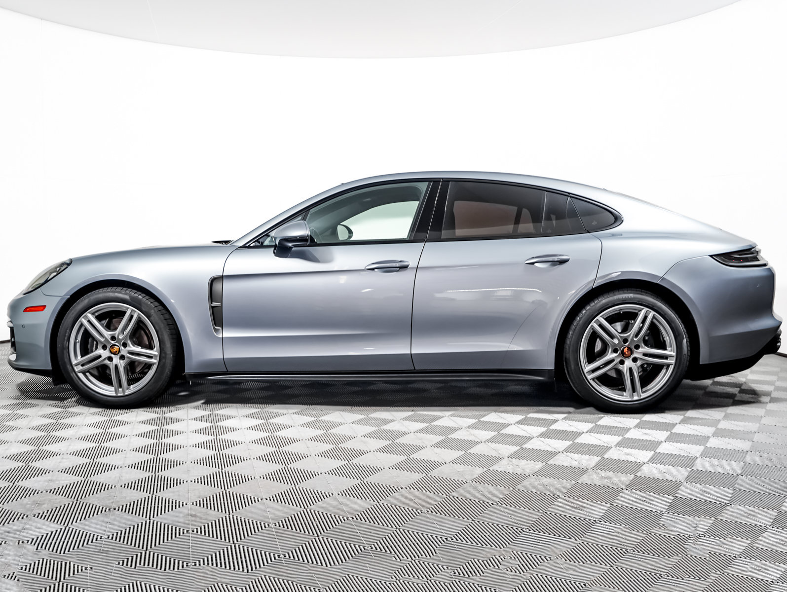 Certified 2023 Porsche Panamera 4 Platinum Edition AWD/4WD image 2