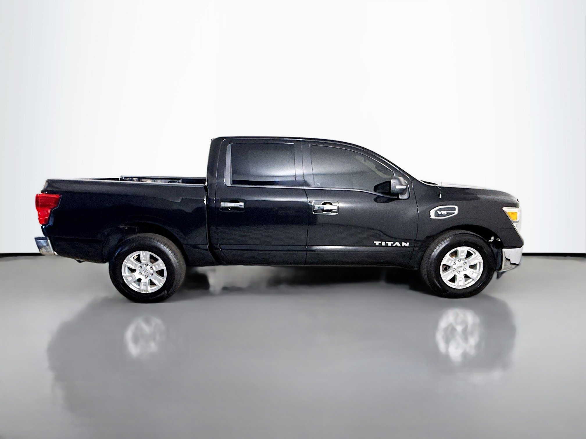Used 2017 Nissan Titan SV image 11
