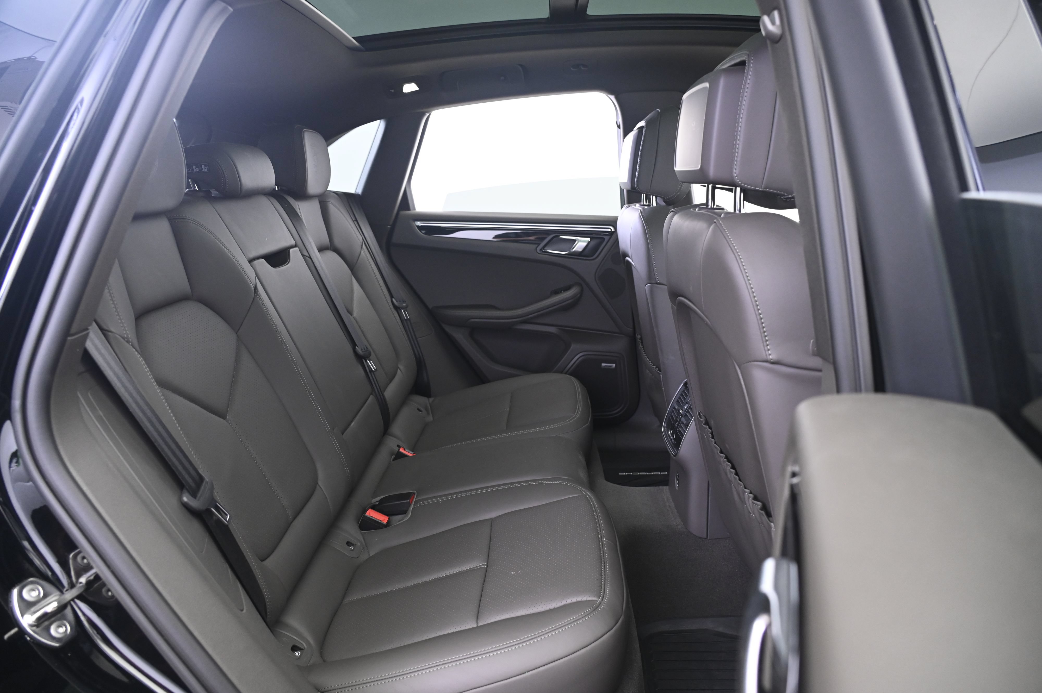 Certified 2024 Porsche Macan S AWD/4WD image 18