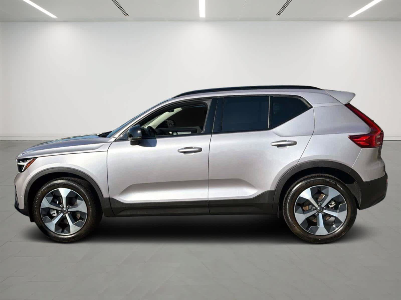 Used 2026 Volvo XC40 B5 Plus AWD/4WD image 2