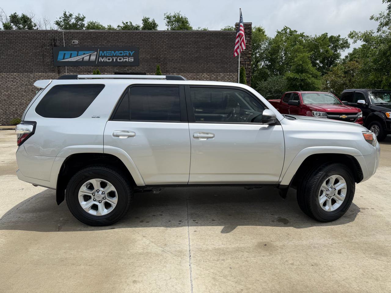 Used 2019 Toyota 4Runner SR5 AWD/4WD image 9