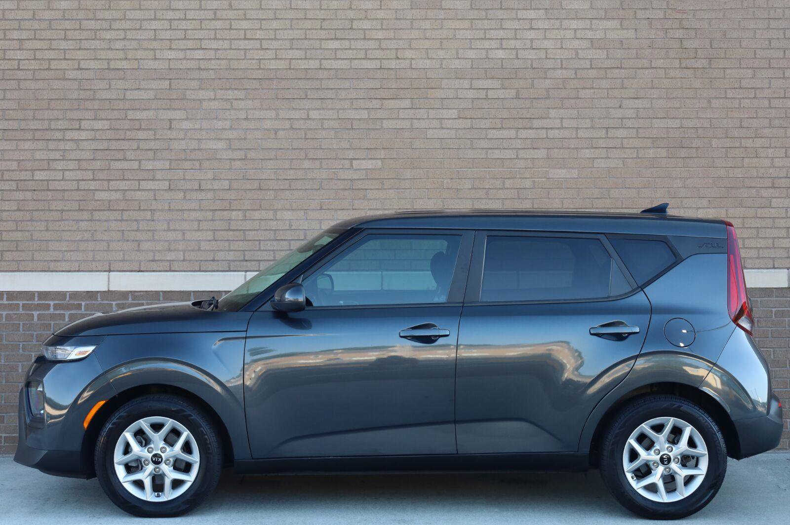 Used 2021 Kia Soul S FWD image 2