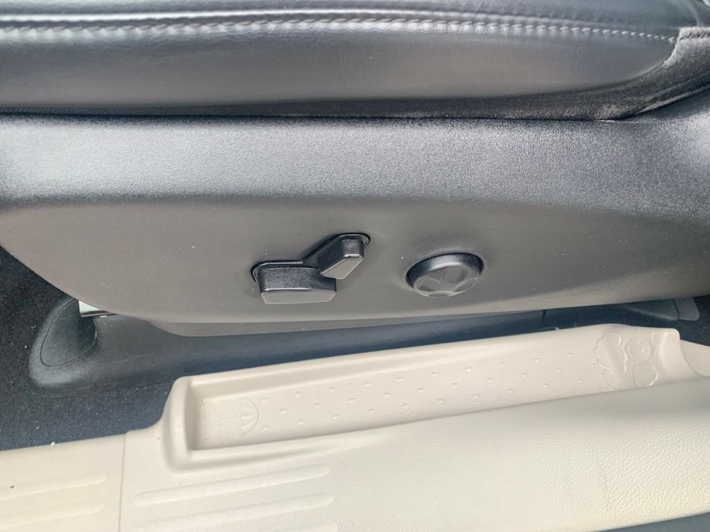 Used 2023 Chrysler Pacifica Touring-L FWD image 13