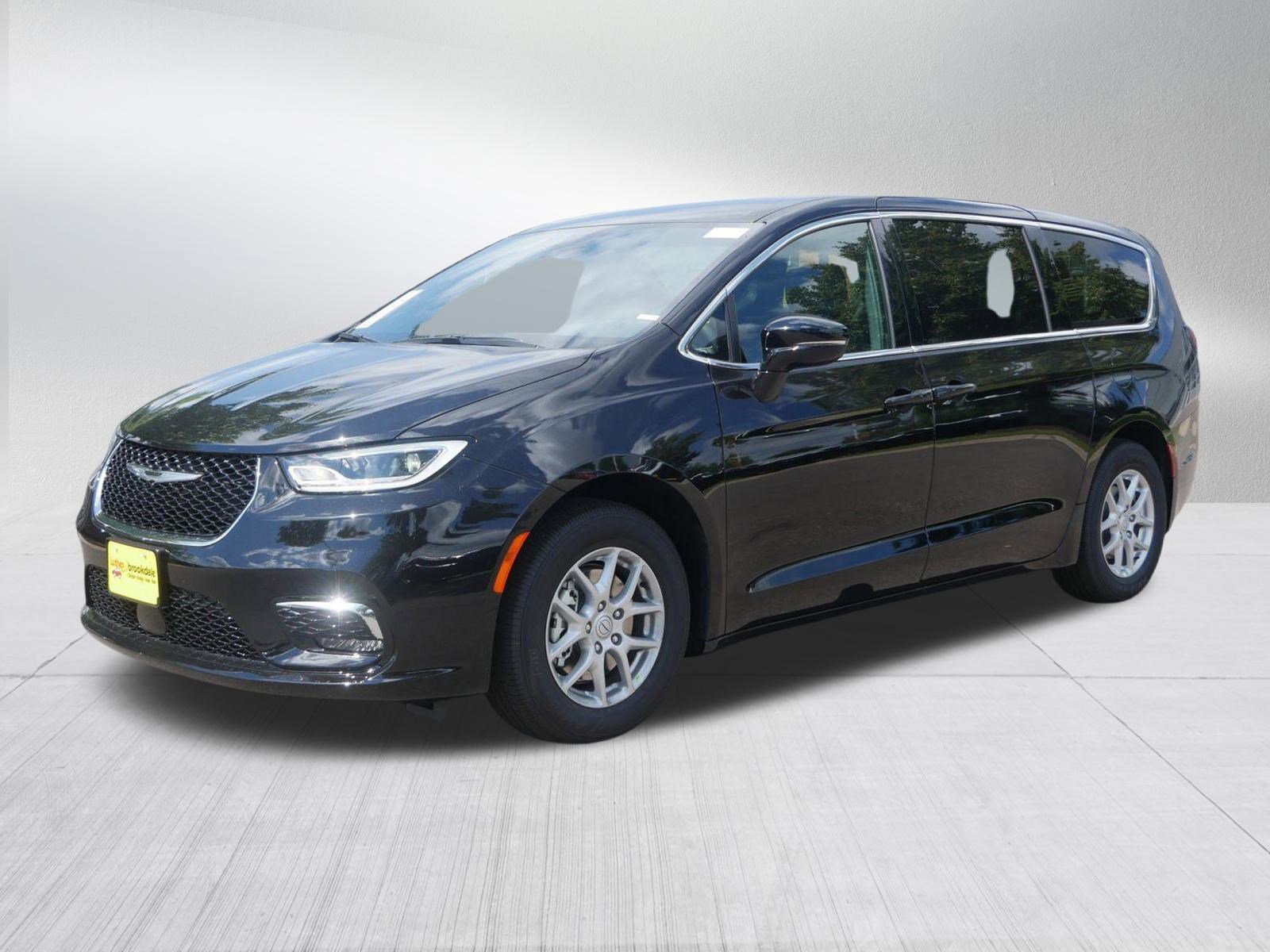 New 2026 Chrysler Pacifica Select FWD image 3