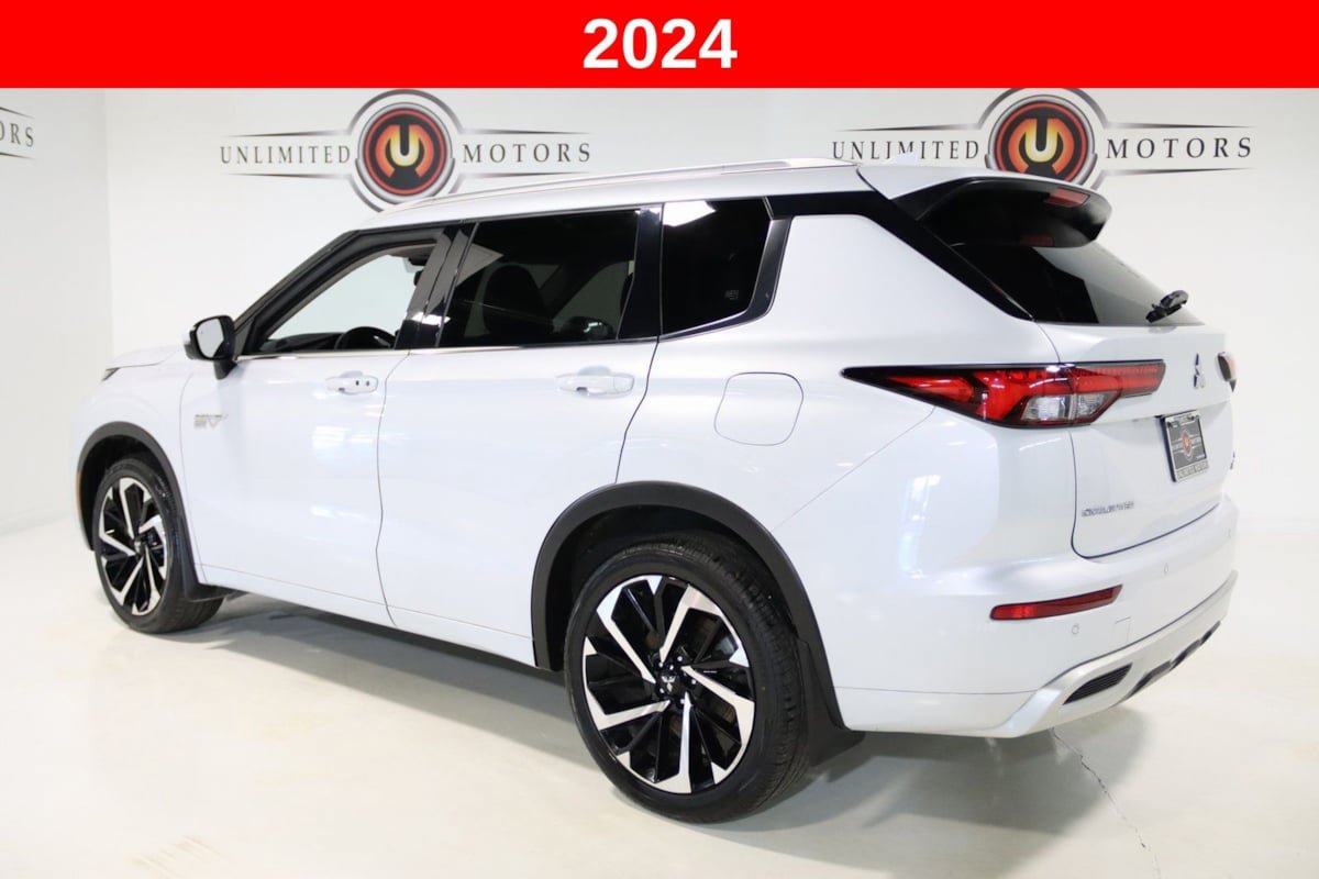 Used 2024 Mitsubishi Outlander 4WD Plug-In Hybrid image 3