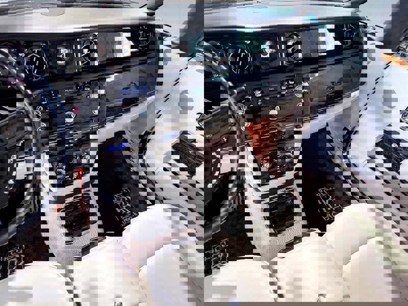 Used 2012 Rolls-Royce Phantom Drophead Coupe image 32