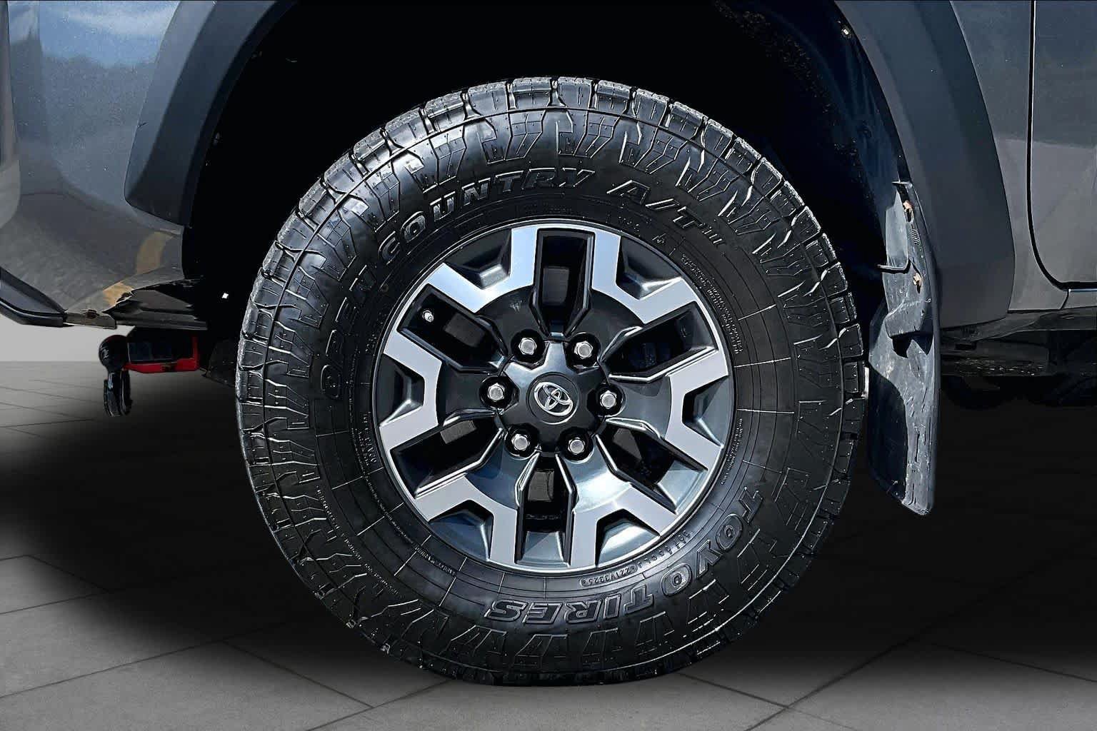 Used 2016 Toyota Tacoma TRD Off-Road w/ Premium & Technology Package AWD/4WD image 11
