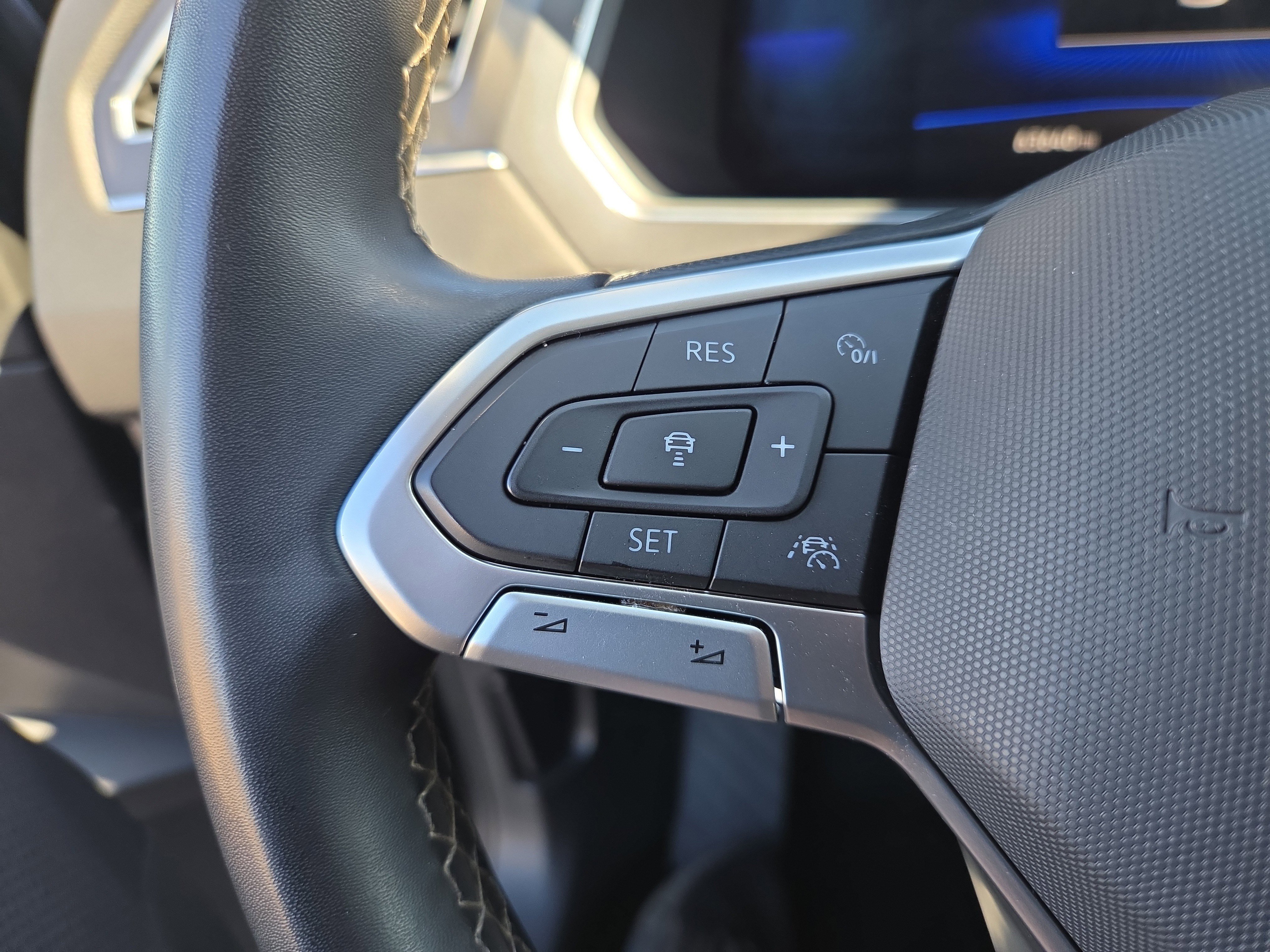 Used 2023 Volkswagen Tiguan SE w/ Panoramic Sunroof Package image 12